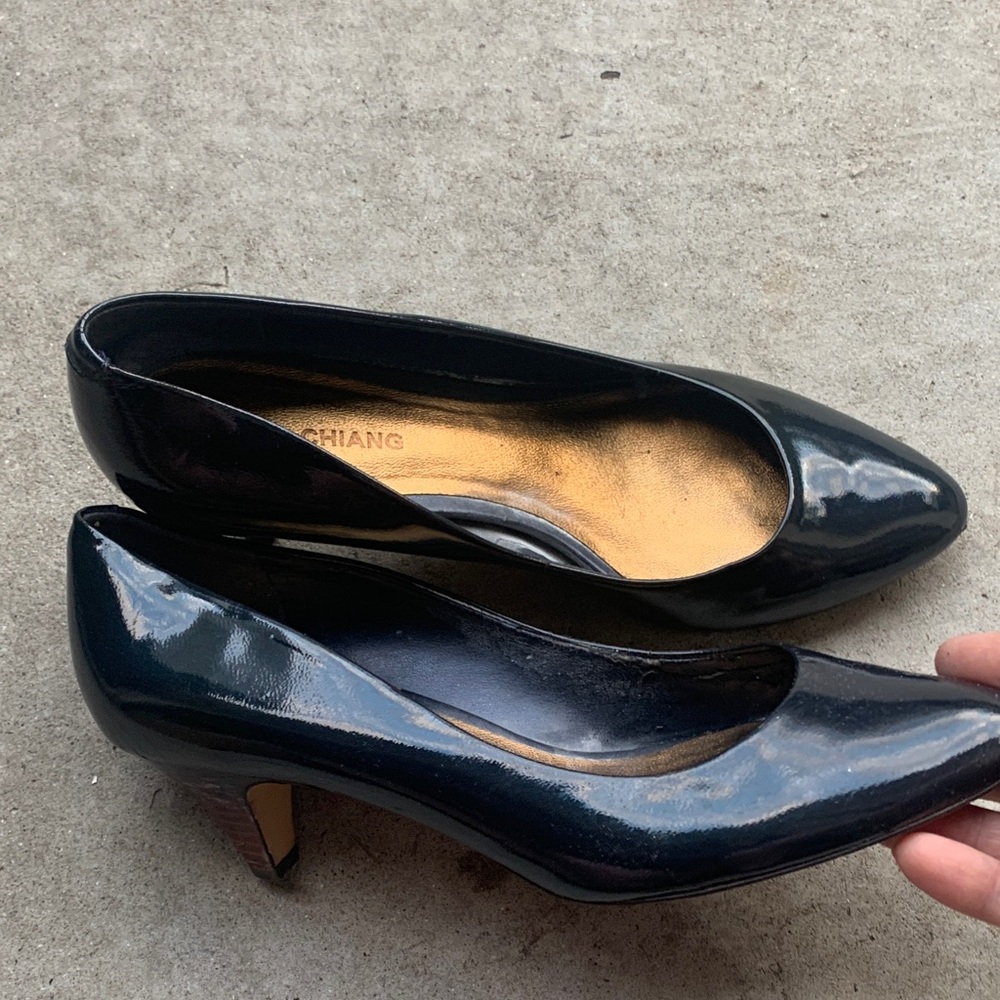 Arturo Chiang Black Patent Mid Heel Pumps